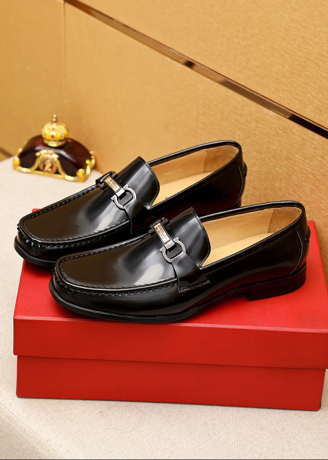 Men's shoes 💰460 💐 Product trademark: Ferragamo "Ferragamo" casual leather shoes Regular size: 38-44 (45.46🉑️customized) Product materials: Selected imported first-layer open-edge beaded cowhide leather upper + luxury hardware buckle, imported water-dyed cowhide leather lining. Strong three-dimensional visual effect, original rubber outsole Color: 1⃣️color optional